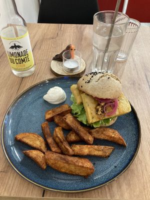 Burger & 🍋 limonade  at Le Rouge-gorge Restaurant in Menton