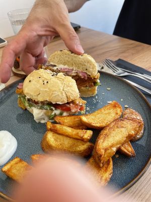 Vegan burger di ceci e pomodori  at Le Rouge-gorge Restaurant in Menton