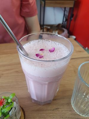 Banana-strawberry smoothie at Le Rouge-gorge Restaurant in Menton
