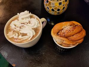 Hot chocolate & warm cinnamon bun at Nomi the Karakal in Malmo