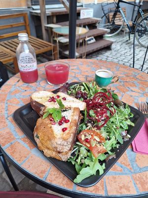 Gegrilltes Sandwich mit Salat at Nomi the Karakal in Malmo