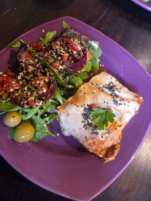 Lasagne mit Salat at Nomi the Karakal in Malmo