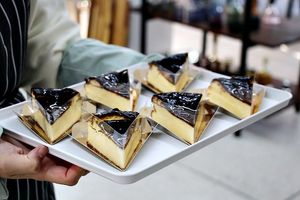 Cake at Janggogae 1987 in Busan