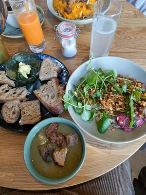 Soup+bread and quinoa and hummus bowl at Nöje   in Brussels
