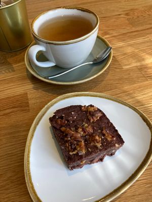 Green tea flavored with fruits & vegan and gluten free brownie at Nöje   in Brussels