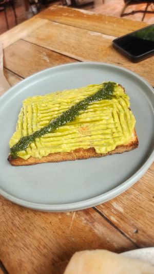 Tostada con aguacate at Munchies Brunch in Santa Marta