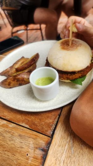 Hamburguesa un poco pequena (carne de lentejas, muy sabrosa) at Munchies Brunch in Santa Marta