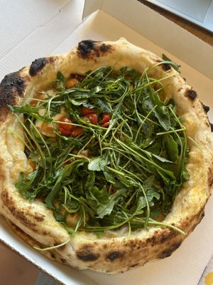 Pizza mit Cashew-Zucchini Creme, Tomaten, Rucola und marinierten Pilzen  at nuva pizza in Leipzig
