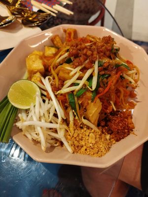 Papaya pad Thai at V Street - Emsphere in Bangkok