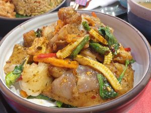 Keemao crispy noodle 7.5/10 the noodles were incredible but flavour and veg okay at V Street - Emsphere in Bangkok