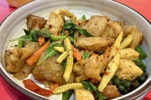 Keemao Crispy Noodle 😋 (actually satisfyingly chewy, not crispy)  at V Street - Emsphere in Bangkok