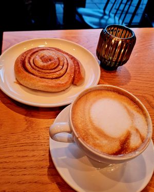 Vegan cinnamon roll and cappuccino with soy milk at Godt Brød - Festplassen in Bergen