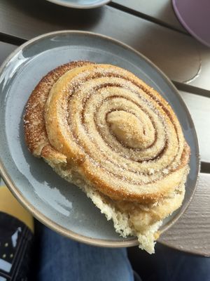Skillingsbolle (cinnamon roll) at Godt Brød - Festplassen in Bergen