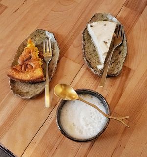 Cheesecake au tofu, gâteau orange et amandes, cappuccino au soja at Bon On Shya International Cafe in Koya