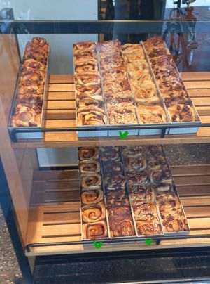 schaufenster. normalerweise steht vegan dran, hier hab ich's eingezeichnet at Zeit für Brot  in Muenster