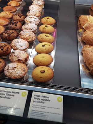 Pasticciotto leccese vegano al pistacchio at Martinucci Laboratory in Milan