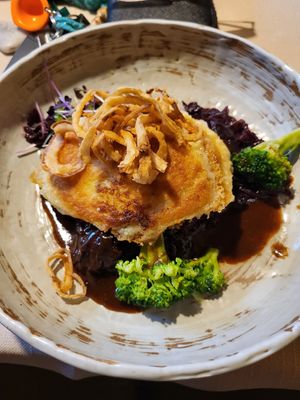 Zwiebeldascherl mit Blaukraut und Soße at Restaurant Postwirt in Bad Fuessing