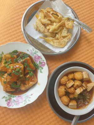 Tofu 3 ways, fried jackfruit at Karyam Chandrika in Munduk