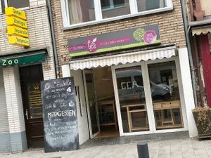 outside / store front: they now also have lunch (pasta) at Gea in Cologne