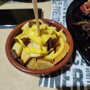 Patate fritte con veg cheddar e veg pancetta   at White Rabbit  in Lamezia Terme