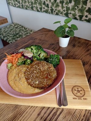 Hamburguer de Tempeh com Puré de Millet at Rir Sol Bio in Alcobaca