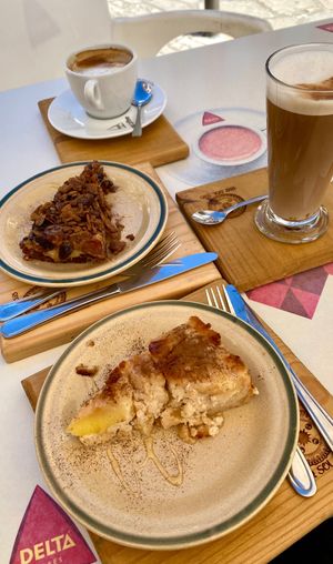 Apple cake, apple crumble and great coffee😍 at Rir Sol Bio in Alcobaca