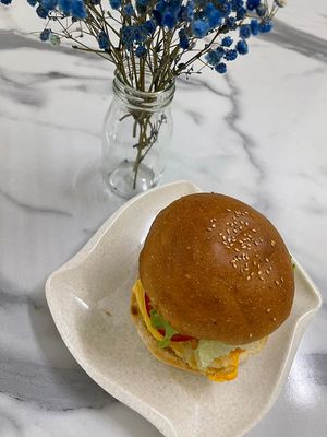 Vegan hamburger at Bánh Mì Cô Ba - Hoi An Bread - 호이안 바게트 in Quang Nam