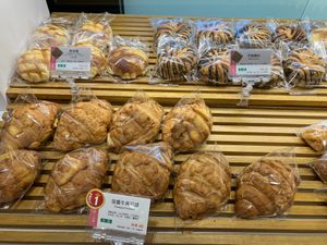 Pineapple croissants (no pineapple inside: it's just a different shaped pineapple bun), pineapple buns, and sesame bread at IJySheng Minquan 一之軒 民權店 in Taipei