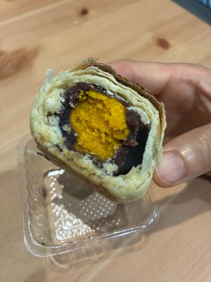 Inside of red bean paste with pumpkin pastry at IJySheng Minquan 一之軒 民權店 in Taipei