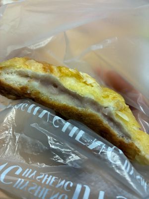 Inside of taro pineapple bun at IJySheng Minquan 一之軒 民權店 in Taipei