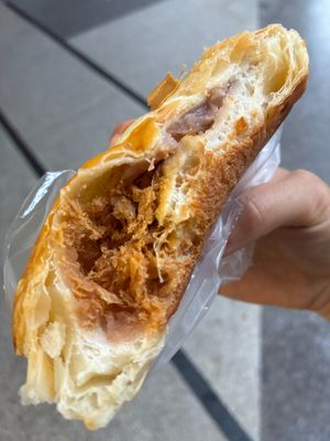 Inside of crispy taro pastry with vegan floss at IJySheng Minquan 一之軒 民權店 in Taipei