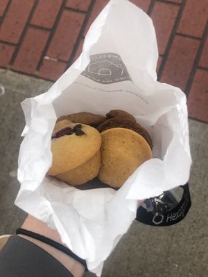 6 mini muffins for $4! A little wednesday treat to share with my colleagues😄 #Veganuary at Homeslice Cafe & Bakery in Vancouver
