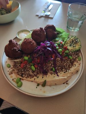 Falafel con quinoa y hummus at A Vocados - Granollers  in Granollers
