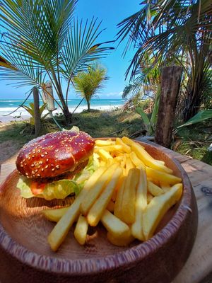 Lanche vegano com 🍟 at Obaê Algodões in Marau