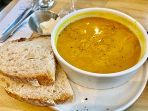 Lekkere en pittige soep met zuurdesembrood en vegan boter at Bakkerij FUNK in Antwerpen
