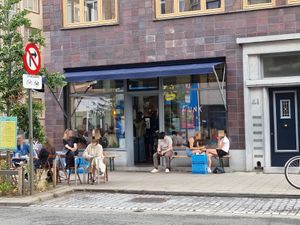 Front and outdoor seating at Bakkerij FUNK in Antwerpen