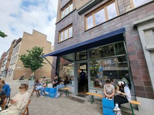Outdoor seating at Bakkerij FUNK in Antwerpen