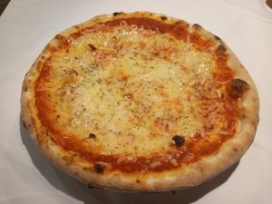 Margherita con mozzarella vegana at Hotel Dolomiten Ristorante Pizzeria in Dobbiaco