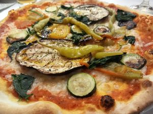 Pizza verdure con mozzarella vegan at Hotel Dolomiten Ristorante Pizzeria in Dobbiaco