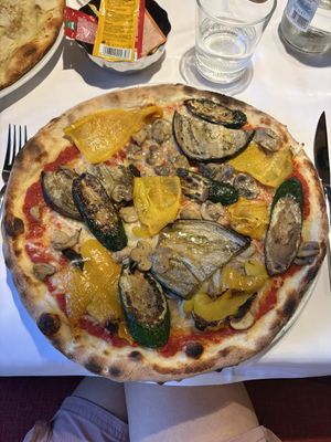 Pizza con le verdure + funghi e mozzarella vegana  at Hotel Dolomiten Ristorante Pizzeria in Dobbiaco