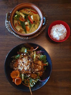 Aus dem Mittagsangebot: Bun Xao Sa Ot und grünes Curry. Wie immer köstlich und zugleich sättigend! at Vegan Dimo in Berlin