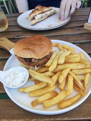 Vegan burger at Jungle Brunch & Drinks in Albufeira