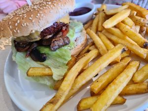 Vegan burger at Jungle Brunch & Drinks in Albufeira