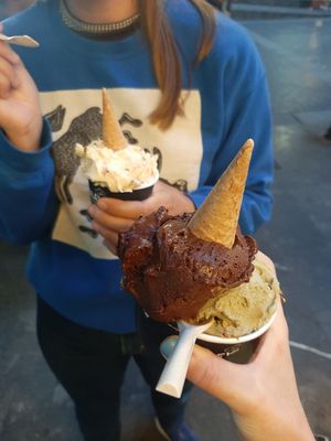 Pistachio and chocolate, both vegan at Gelatería Boulevard in San Sebastian