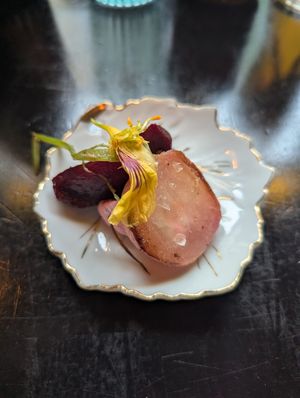 amuse-bouche: red beetroot & radish with garlic cream at Planttrekkerij  in Antwerpen