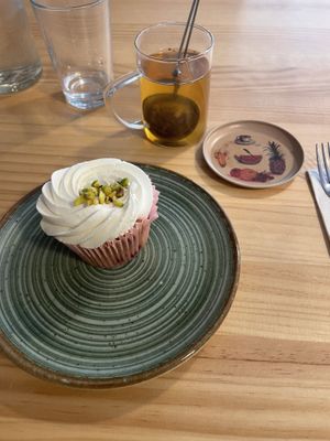 Apple cinnamon infusion and pistachio raspberry cupcake  at Vinni The Vegan Witch in Ankara