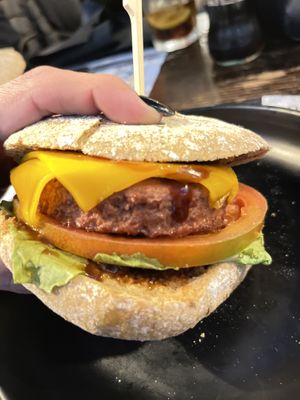 Burghy California: Pane vegan, hamburger vegano a base di barbabietola, salsa barbecue american style, lattughino, pomodoro fresco, cipolla caramellata, cheddar vegano.  at Bridge Lounge Pub in Reggio Calabria