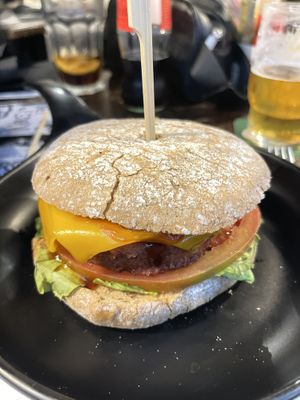 Burghy California: Pane vegan, hamburger vegano a base di barbabietola, salsa barbecue american style, lattughino, pomodoro fresco, cipolla caramellata, cheddar vegano.  at Bridge Lounge Pub in Reggio Calabria