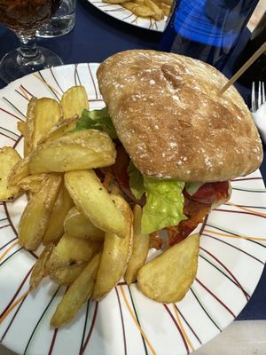 Pizza y hamburguesa vegana  at Bar Niu Cup in Balaguer