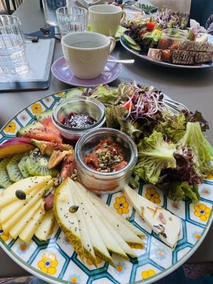 Grosses (Vordergrund) und kleines veganes Frühstück   at Meinwaerts in Lahr